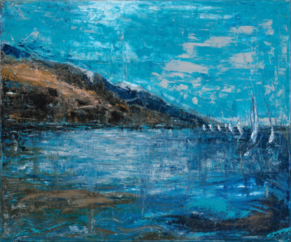 Abstraktes Acrylbild der Größe 100x120 cm auf Leinwand in Blau, Braun, Silber vom Gardasee der Leipziger Künstlerin Ines Adam, im Hintergrund Berglandschaft, im Vordergrund See und Segelboote